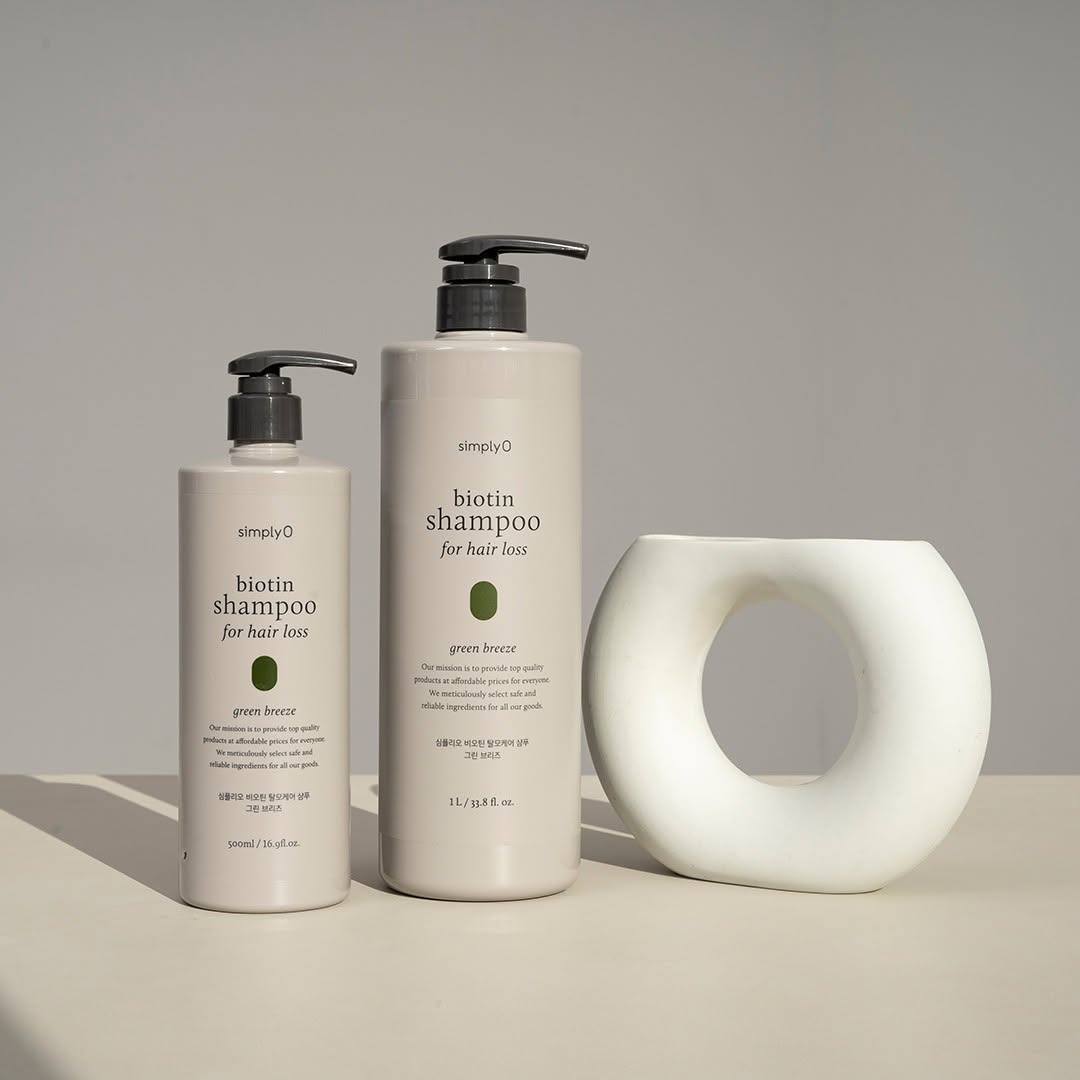 Deux bouteilles de shampoing SimplyO à la biotine pour la chute de cheveux, gamme Green Breeze vegan.