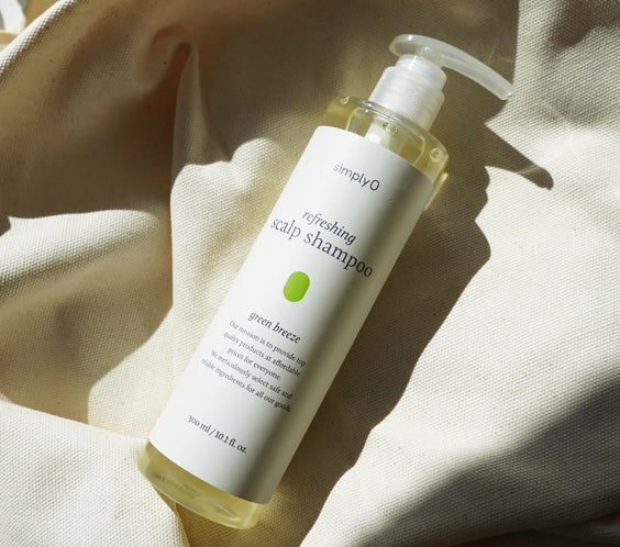 Shampoing rafraichissant cuir chevelu SimplyO Green Breeze 300 ml, photo esthetique sur tissu, soin coreen vegan.