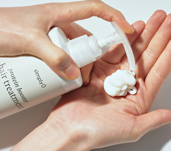 Application du soin capillaire SimplyO aux proteines sur cheveux, hydratation et reparation profonde.